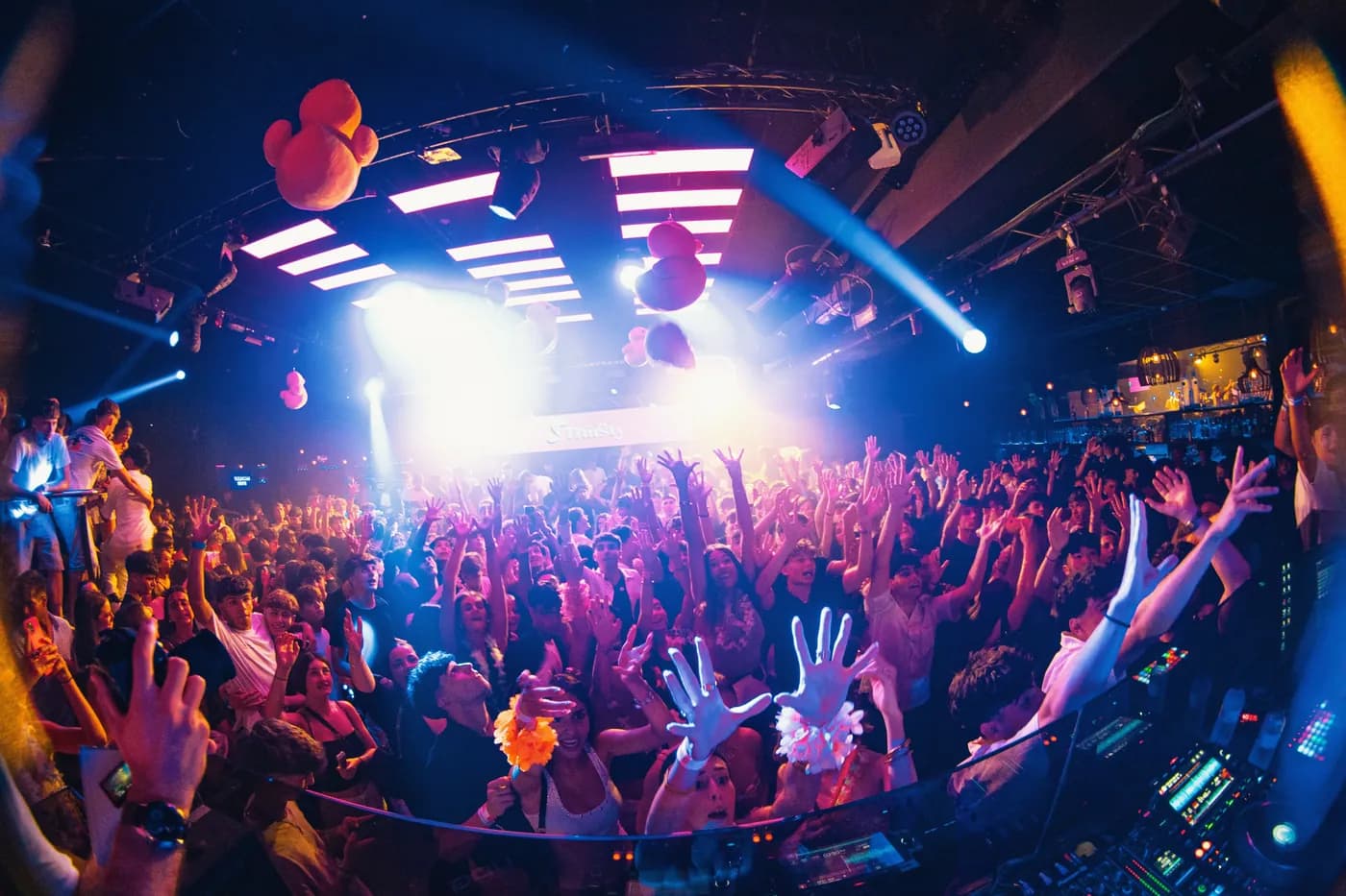 Ambient nocturn en una festa Thirsty