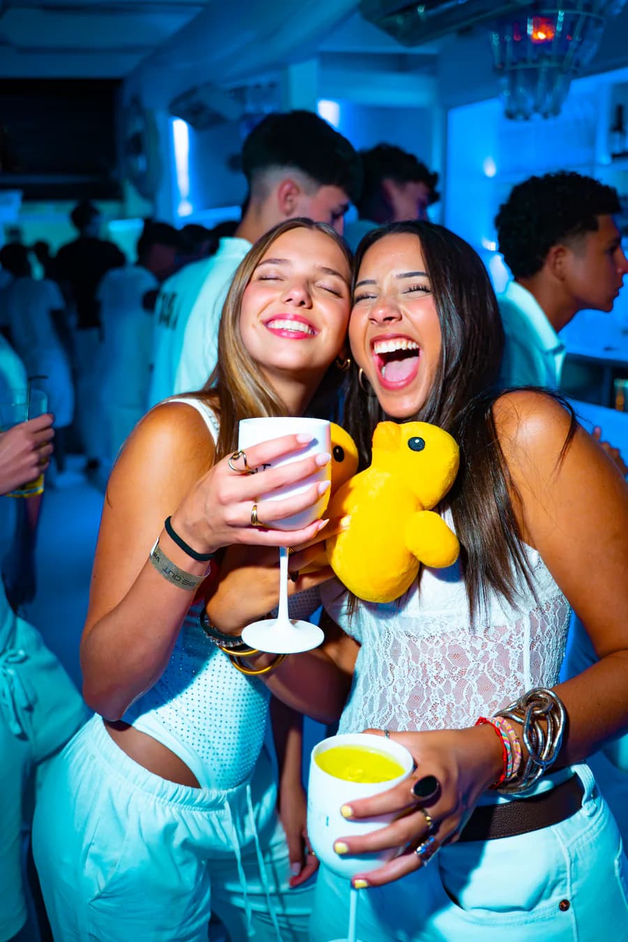 Dues amigues gaudint d'una festa Thirsty a Menorca