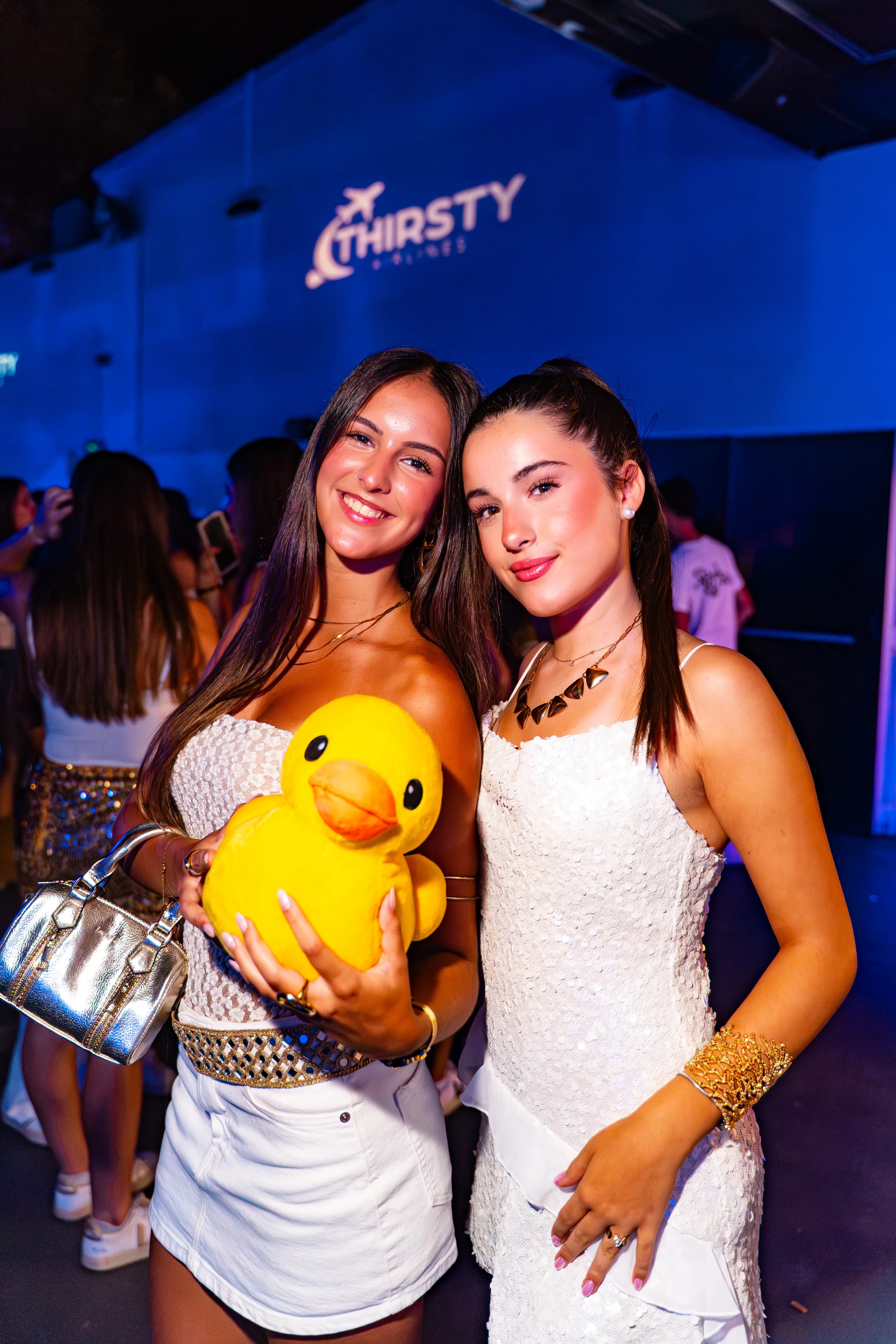 Amigues en una festa Thirsty