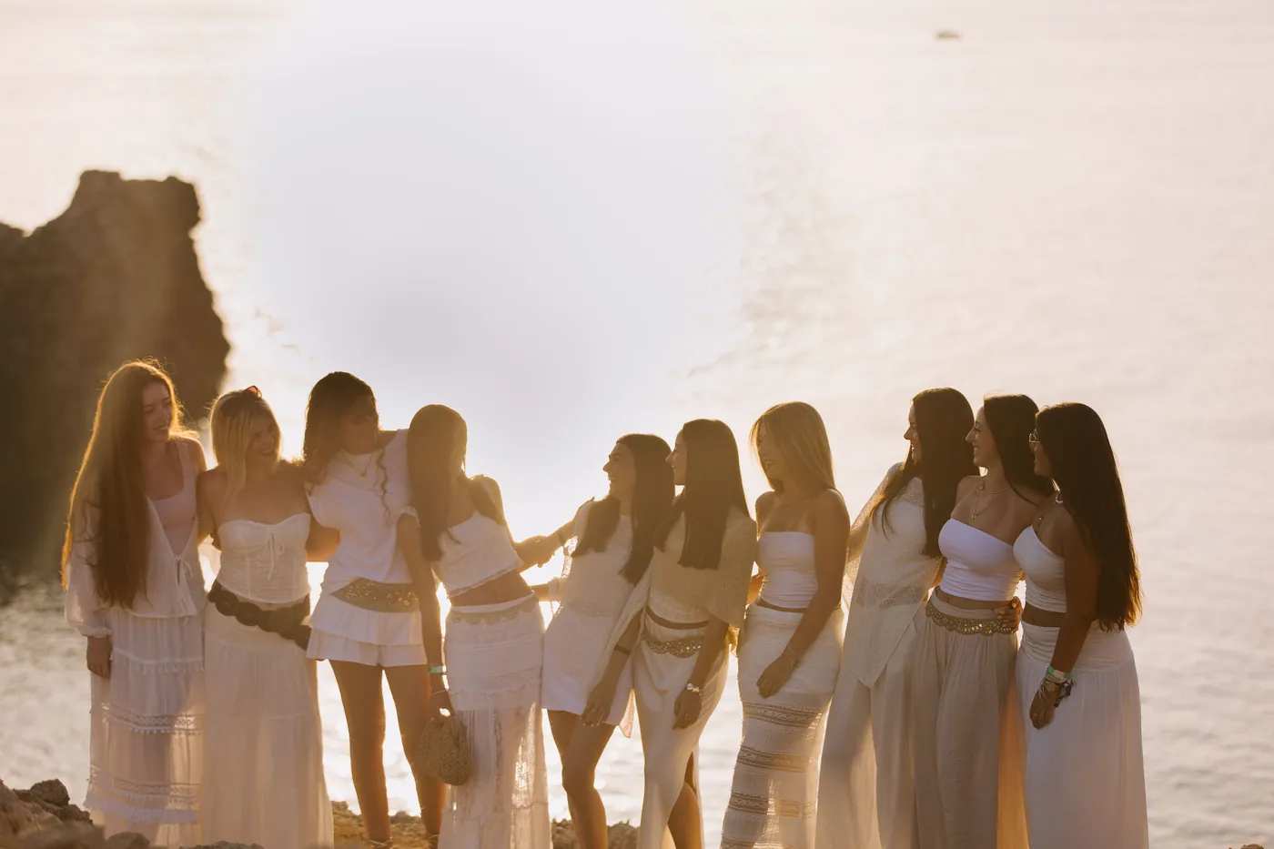Grup d'amics al capvespre a Menorca